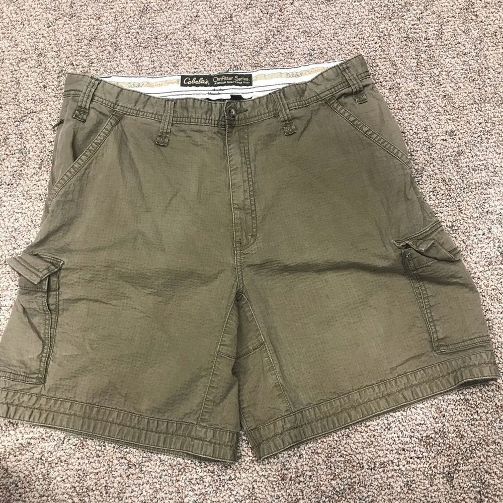Cabela’s olive green cargo shorts  size 38